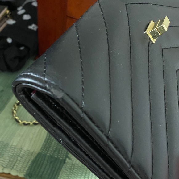 Elegant Black Quilted Chain Crossbody Bag - Picture 8 of 9